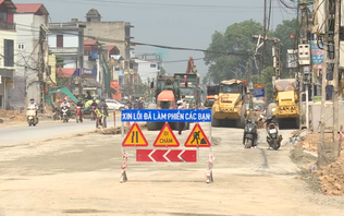 Bụi từ công trình thi công mở rộng Quốc lộ 21B