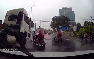 Cậu bé suýt gặp tai nạn khi đi vào điểm mù xe container