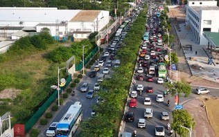 Hà Nội rào chắn đường Cổ Linh thi công đường trên cao