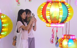 Huyễn sắc xoay vần - giao thoa văn hóa qua nghệ thuật sắp đặt
