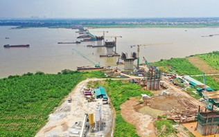 Cầu Hồng Hà tăng tốc thi công đạt hơn 50% khối lượng