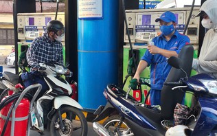 Giá xăng tăng sáu kỳ liên tiếp, vượt 28.000 đồng/lít