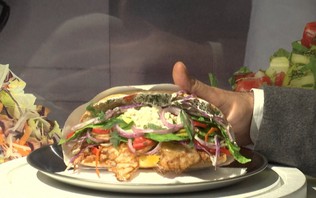 Berlin ra mắt tượng sáp bánh doner kebab nổi tiếng