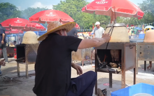 Độc đáo cuộc thi ngỗng quay ở Đông Hoản, Trung Quốc