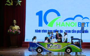 Lan toả văn hoá phục vụ xe buýt văn minh, chuyên nghiệp