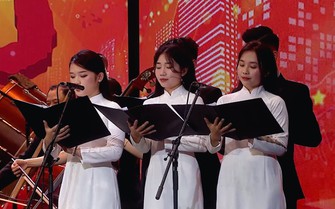 Đảng đã cho ta mùa xuân